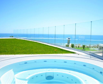 Foto del jacuzzi al aire libre con vistas al mar de Infinity View Paradise Apartment