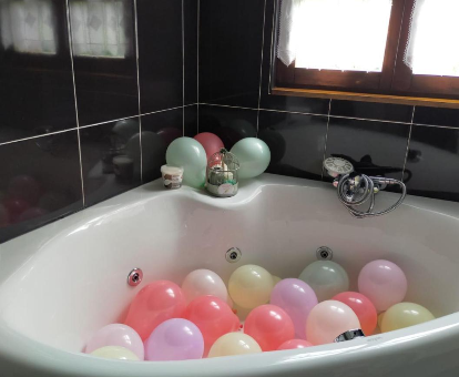 Foto de la bañera de hidromasaje con globos de La Riguera De Ucieda