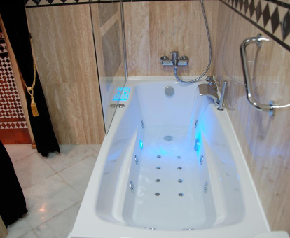 Foto de la bañera de hidromasaje que se encuentra en el Luxury Apartment Plus Ultra
