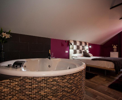 Foto de la habitación con bañera de hidromasaje de la casa Luxury Suite
