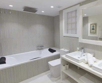 Foto del baño con bañera de hidromasaje del Sitges Spaces Mediterranean Apartments 5