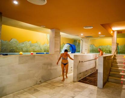 Foto del spa con piscina de hidroterapia y pediluvio.
