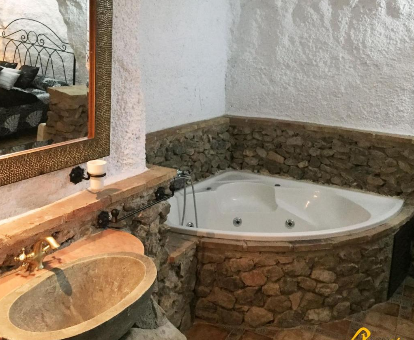 Foto de la bañera de hidromasaje de los Alojamientos Cuevas Pinomojon