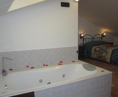 Foto de la bañera de hidromasaje que se encuentra en la habitación de los Alojamientos Rurales Los Molinos
