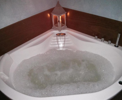 Foto de la bañera de hidromasaje con espuma de los Apartamentos Luna Menguante
