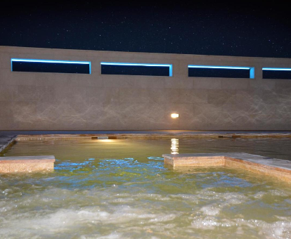 Foto de la piscina exterior con jacuzzi de los Apartamentos Rurales El Lago
