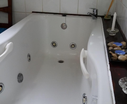 Foto de la bañera de hidromasaje que se encuentra en el Barrancolaurel