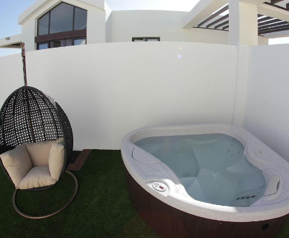 Foto del jacuzzi y la silla de relax de la Casa Maurizio - Hot Tub & Heated Pool