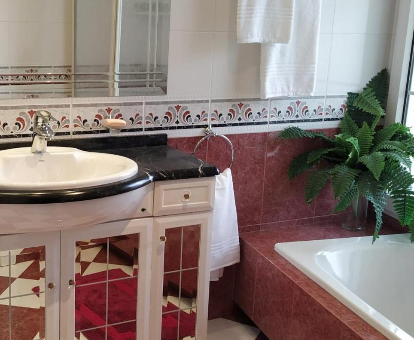 Foto del baño con bañera de hidromasaje de la casa El olivo