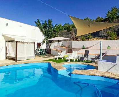 Foto de la piscina con jacuzzi exterior de la casa Holiday Home El Viso