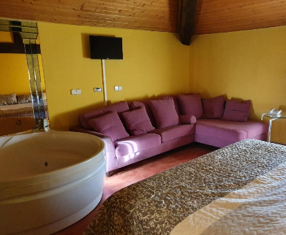 Foto de la suite con bañera de hidromasaje que se encuentra en el Hostal Oricáin