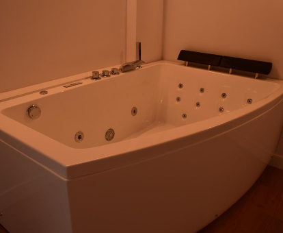 Foto de la bañera de hidromasaje que se encuentra en la casa Huertas de Muro Turismo Rural