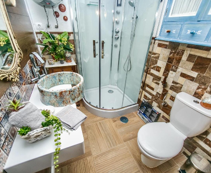 Foto del baño con ducha de hidromasaje deLa Casa del Alfarero - Premio Andalucia de Artesania