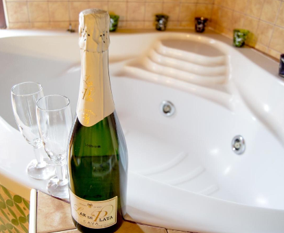Foto de la bañera de hidromasaje con champán de la Suite Love