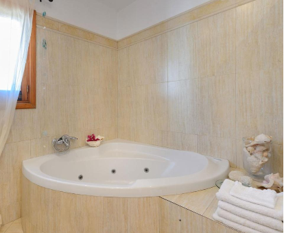 Foto de la bañera de hidromasaje que se encuentra en la Villa Carmen Morna
