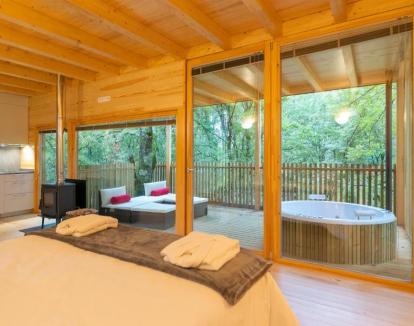 Foto del Apartamento de un dormitorio con jacuzzi privado y hermosas vistas a la naturaleza.