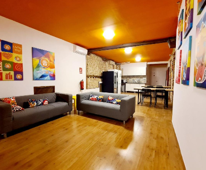 Sala de estar del hospedaje para adultos Arc House Madrid