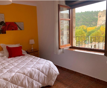 Habitación del hospedaje para adultos Hotel Parejas en Alcalá del Júcar