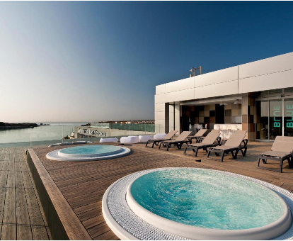 Piscinas con sistema de hidromasaje del spa ubicado en terraza del Hotel Barceló Hamilton, Es Castell.