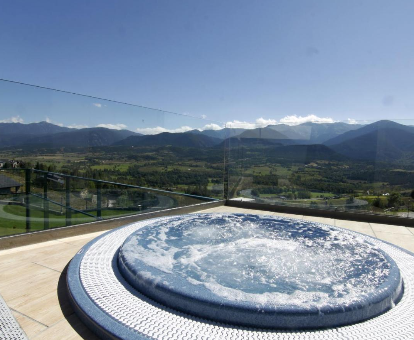 Jacuzzi con sistema de hidromasaje del spa ubicado en el Resort Cerdanya EcoResort en Prullans
