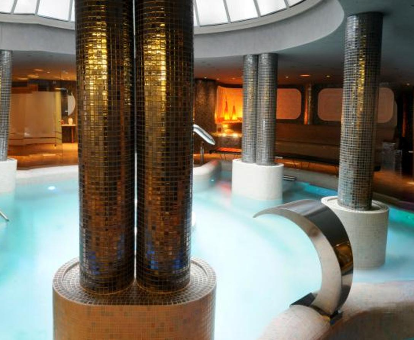 Piscina climatizada situada en el centro de bienestar del hotel Cumbria Spa en Ciudad Real