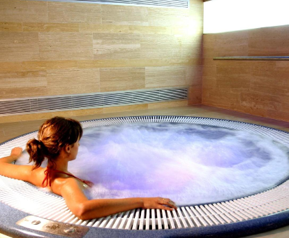 Bañera de hidromasaje del spa situado en el Hotel Hyltor en Archena