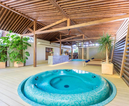 Spa con bañeras de hidromasaje del Hotel Huerto del Cura en Elche