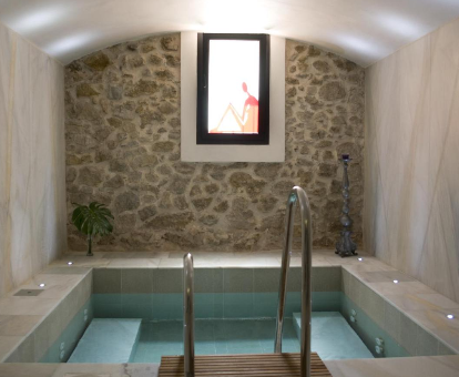 Bañera de hidromasaje del spa ubicado en el alojamiento La Baranda en Chulilla