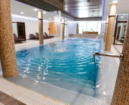 Piscina del spa ubicado en el Hotel Palacio de Arenales en Cáseres