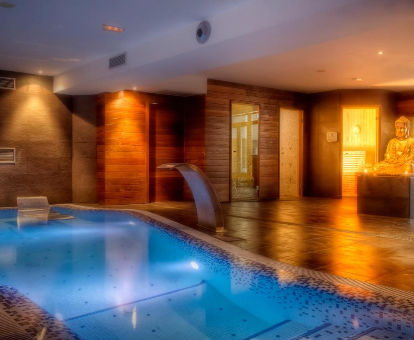Piscina interior con duchas y regaderas de agua del spa ubicado en el Hotel Playa Ribera en Suances