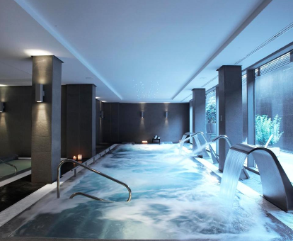 Piscina con chorros, duchas y regaderas de agua del spa ubicado en el hotel Primus en Valencia