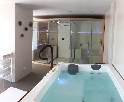 Bañera y saunas del spa ubicado en el Hotel Royal Plaza en Ibiza Town