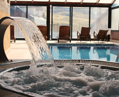 Bañera de hidromasaje del spa ubicado en el Hotel You Villa de Sallent en Formigal