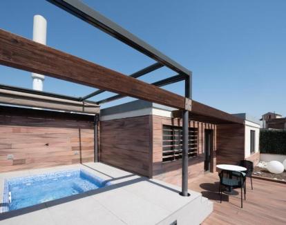Foto de la Suite Junior con piscina privada en terraza al aire libre.