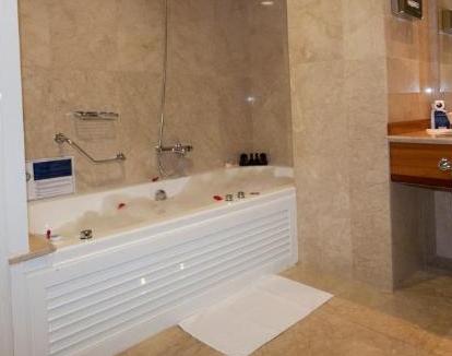 Foto de la Suite Premium con jacuzzi privado en el baño.