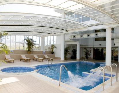 Foto del spa del hotel con piscina cubierta y jacuzzi.
