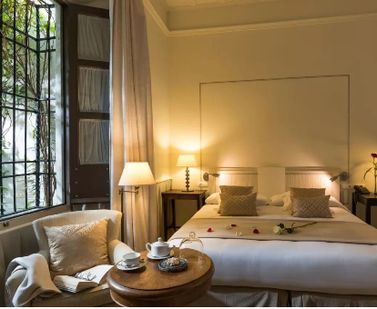 Foto de la cama doble con vistas de una de las habitaciones del hotel Balcón de Córdoba

