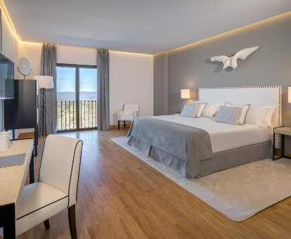 Foto de la Habitación Doble Deluxe con vistas al castillo que se ecnuentra en el hotel Barceló Aracena