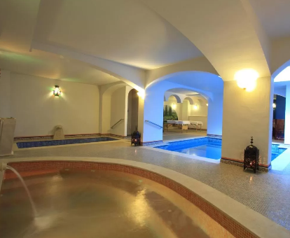Foto de las piscinas cubiertas que se encuentran en el spa del hotel Casa Baños de la Villa 