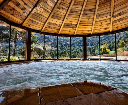 Foto de la piscina de hidromasaje que se encuentra en el spa del hotel Coto del Valle de Cazorla
