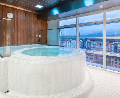 Foto de la bañera de hidromasaje con vistas a la ciudad que se encuentra en el hotel Eurostars Palacio de Cristal de Oviedo
