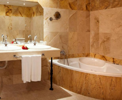 Foto de la bañera de hidromasaje que se encuentra en la Suite Junior del hotel Finca Eslava

