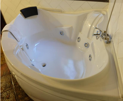 Foto de la bañera de hidromasaje que se encuentra en una de las habitaciones de la Hostería Lineros 38