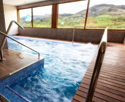 Foto de la piscina cuboerta con chorros de agua que se encuentra en el Hotel & Spa Villa de Mestas