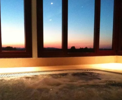 Foto del jacuzzi con preciosas vistas del amanecer en el Hotel Château Viñasoro
