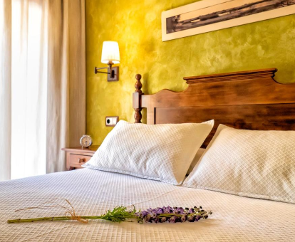 Foto de la cama que se encuentra en la Hbaitación Doble Superior del Hotel Doña Manuela
