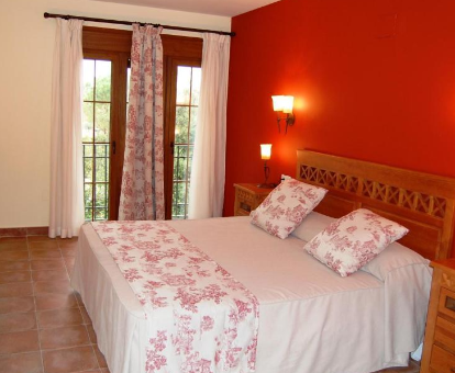 Foto de la cama situada en la Suite del Hotel El Cortijo de Daimiel

