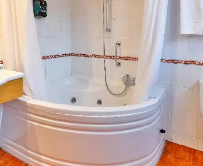Foto de la bañera de hidromasaje que se encuentra en una de las habitaciones del Hotel El Cruce
