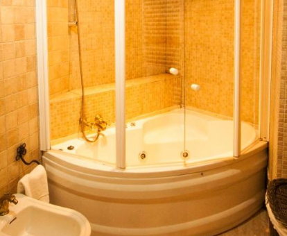 Foto de la bañera de hidromasaje ubicada en la habitación Doble Superior del Hotel Hc Zoom
