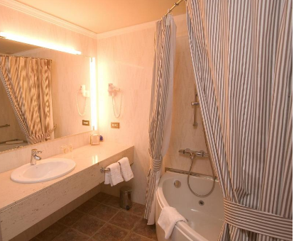 Foto de la bañera de hidromasaje que se encuentra en el baño del Hotel-Hostal Sport
